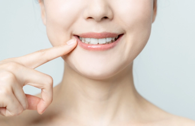 歯を見せる女性