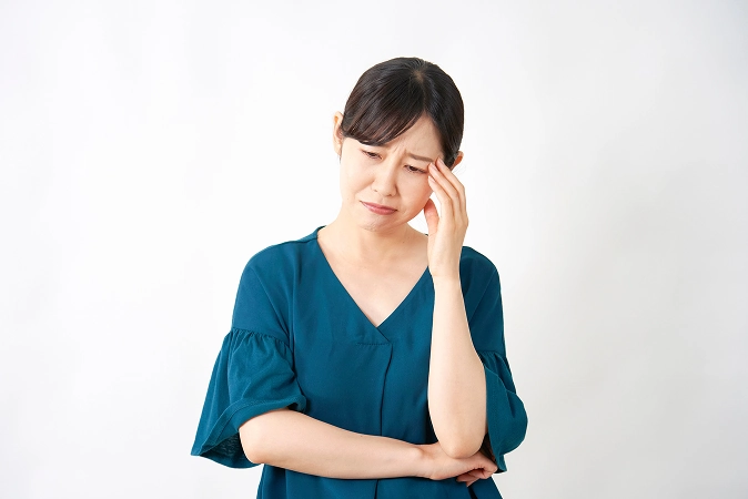 頭を抑える女性