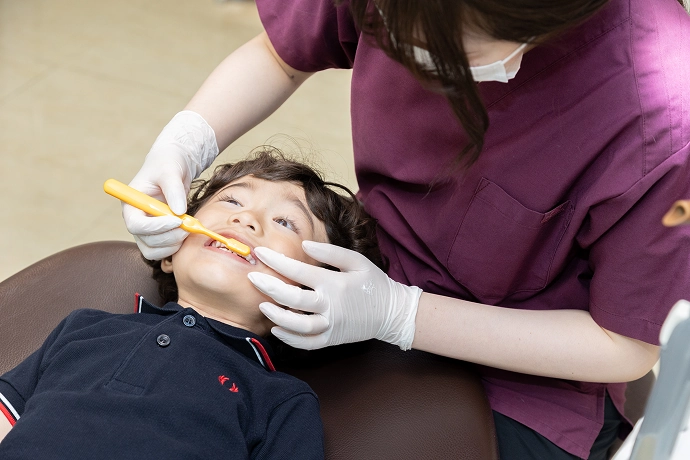 歯を見せる女性