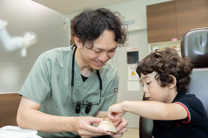 歯を見せる女性